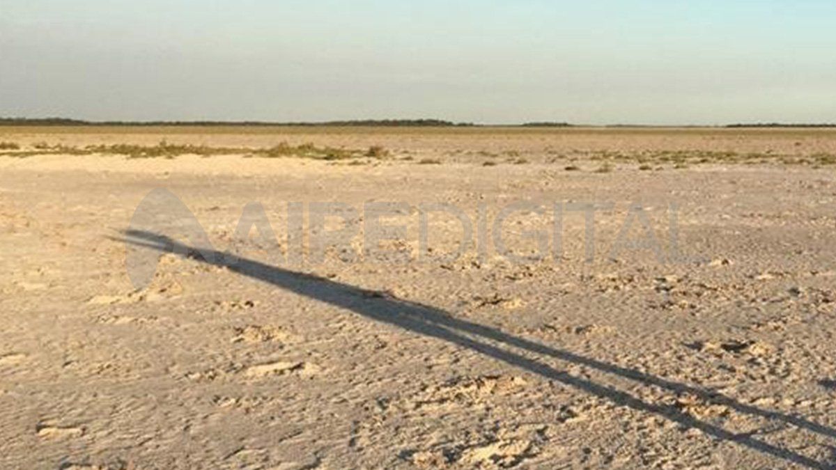 “Es un plato de arena blanca que está seco, no existe el agua. De la noche a la mañana terminó desapareciendo todo”, dijo el intendente Cuello.