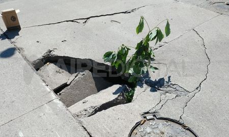 Barrio Sargento Cabral: reclaman la reparación de un bache Barrio Sargento Cabral: reclaman la reparación de un bache