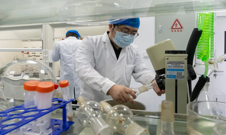 Lyu en un laboratorio de bioquímica en Lonvi Biosciences. Lyu en un laboratorio de bioquímica en Lonvi Biosciences.