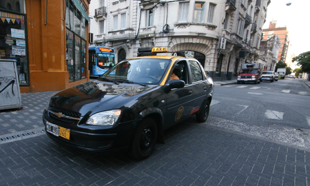 Pidió un taxi, pero cuando llegó pasó algo insólito y su reacción al hecho se viralizó Pidió un taxi, pero cuando llegó pasó algo insólito y su reacción al hecho se viralizó