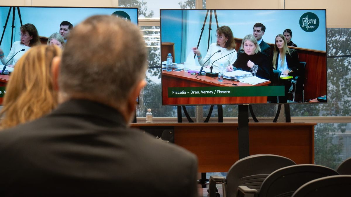 El primer juicio por jurados se realizó en los tribunales de San Cristóbal. El primer juicio por jurados se realizó en los tribunales de San Cristóbal.