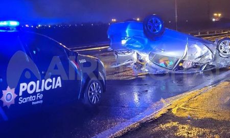 En su huida el ladrón volcó sobre la Circunvalación Oeste. Está grave internado en el Hospital Cullen. En su huida el ladrón volcó sobre la Circunvalación Oeste. Está grave internado en el Hospital Cullen.