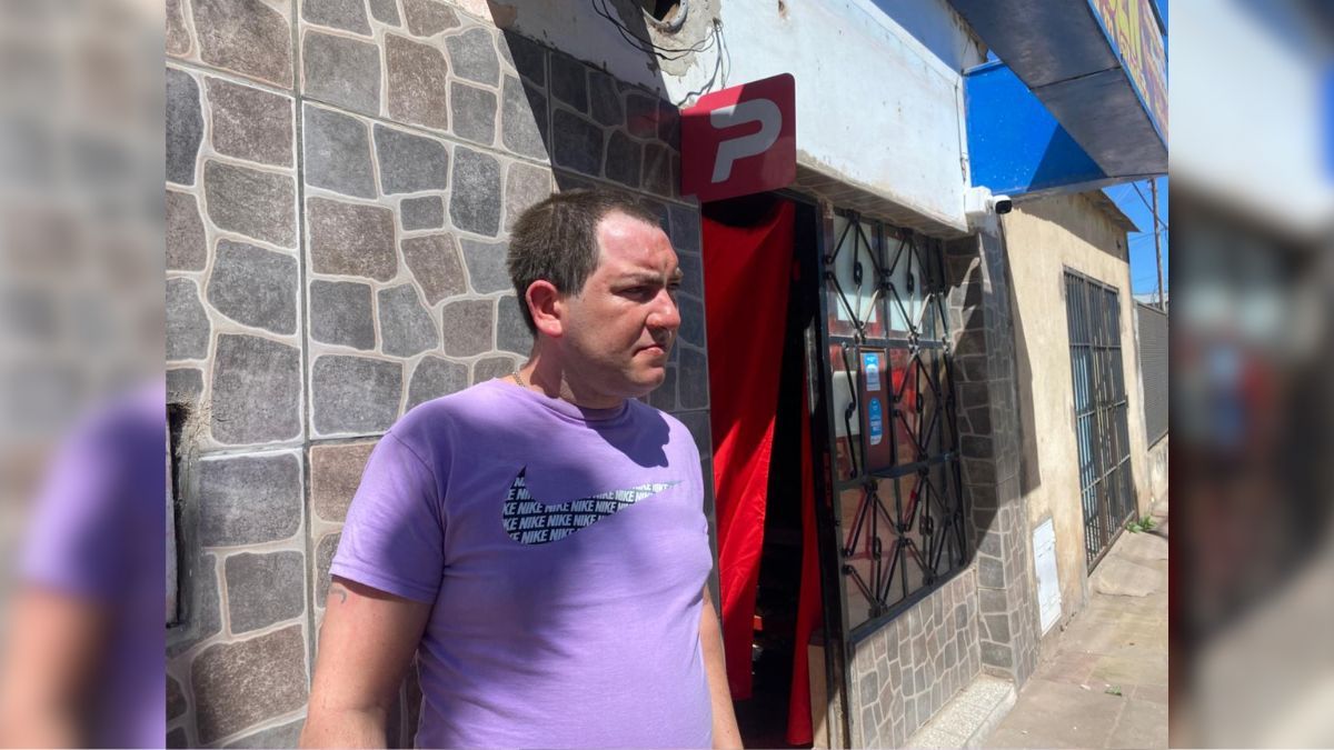 Iván, el dueño de la rotisería, sufrió quemaduras en la cara y en las piernas. Iván, el dueño de la rotisería, sufrió quemaduras en la cara y en las piernas.