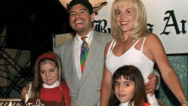 Claudia Villafañe, Diego Maradona con sus hijas Dalma y Giannina.