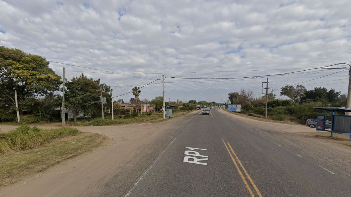 Un hombre sufrió fracturas y su hijo de 7 años fue hospitalizado tras un accidente entre un auto y una moto en ruta 1 y Callejón Vergara.