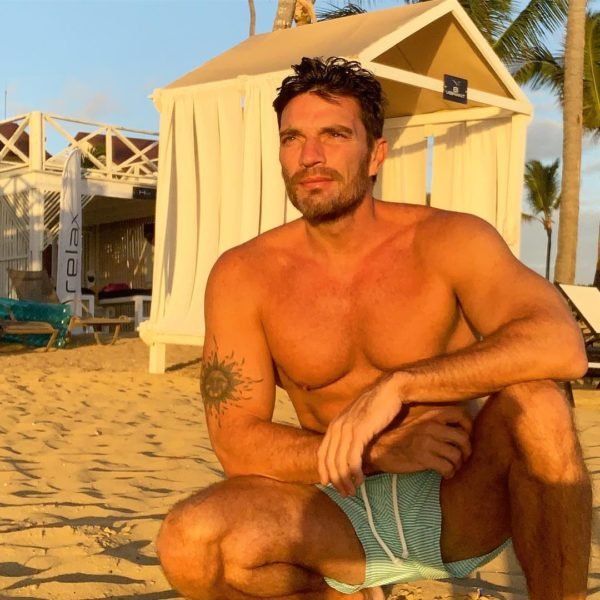 Julián Gil comparte un video ¡como Dios lo trajo al mundo!