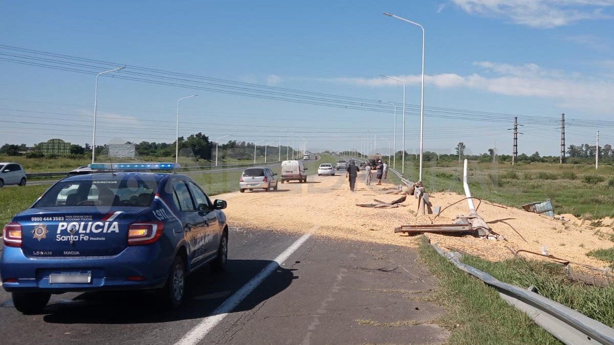 Accidente en la autopista Rosario-Santa Fe: un camión volcó