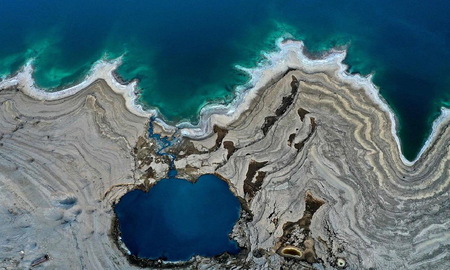 El Mar Muerto retrocede un metro por año y deja a la vista enormes cráteres El Mar Muerto retrocede un metro por año y deja a la vista enormes cráteres