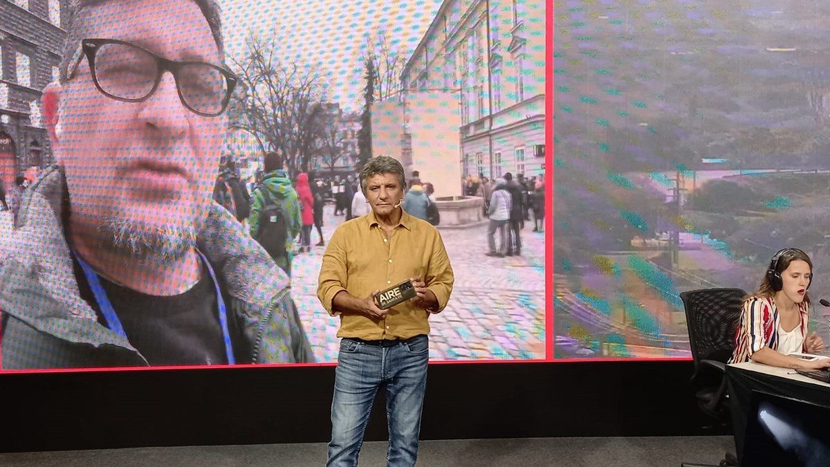 Germán de los Santos desde Lviv, Ucrania, y Luis Mino desde el estudio de AIRE. El enviado especial transmitió imágenes del concierto de la Orquesta Sinfónica de Kiev en Lviv, pidiendo por la paz.