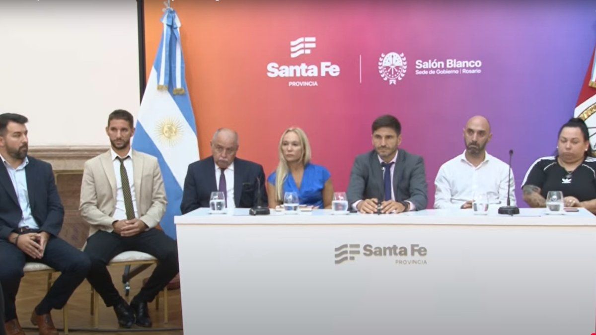 Los fiscales del caso, la fiscal General, el gobernador de la provincia y los familiares de Ivana brindaron una conferencia de prensa tras la detención del docente Los fiscales del caso, la fiscal General, el gobernador de la provincia y los familiares de Ivana brindaron una conferencia de prensa tras la detención del docente