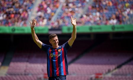 El Fútbol Club Barcelona presentó a Robert Lewandowski como nuevo jugador del club ante 30.000 espectadores en el Camp Nou. El Fútbol Club Barcelona presentó a Robert Lewandowski como nuevo jugador del club ante 30.000 espectadores en el Camp Nou.