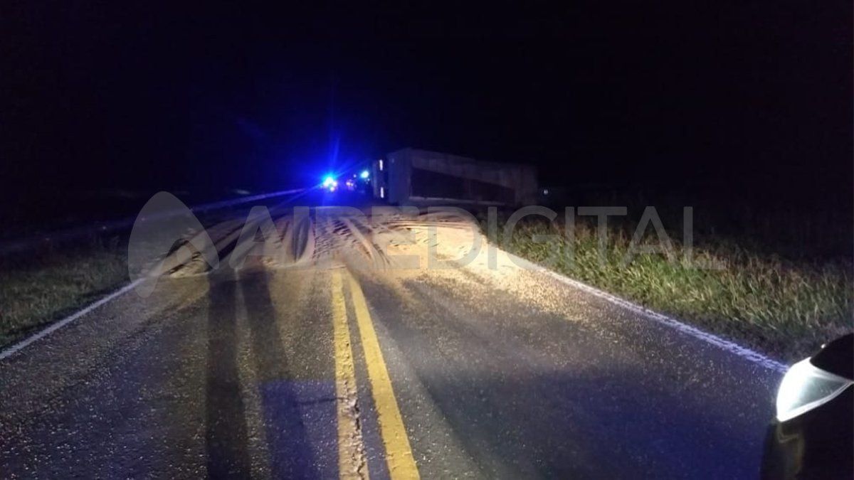 El camión derramó soja sobre la ruta y el tránsito permanecía interrumpido