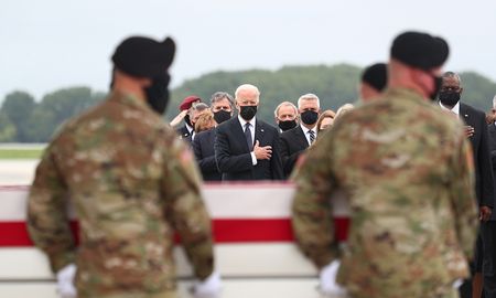 La gestión caótica de esta evacuación y el alto precio del atentado del jueves, que representa el ataque más mortífero contra las fuerzas del Pentágono desde 2011 en Afganistán, ha sacudido la presidencia de Biden. La gestión caótica de esta evacuación y el alto precio del atentado del jueves, que representa el ataque más mortífero contra las fuerzas del Pentágono desde 2011 en Afganistán, ha sacudido la presidencia de Biden.
