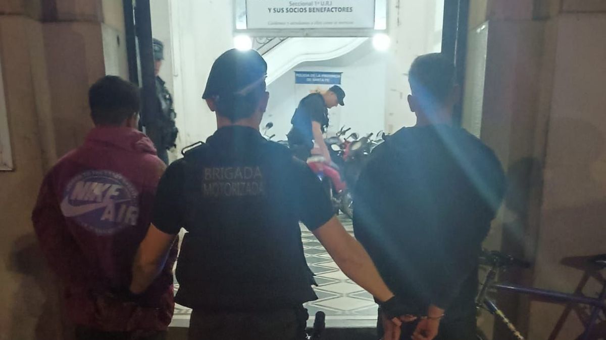 Los detenidos fueron interceptados minutos después del robo, a bordo de la motocicleta sustraída Los detenidos fueron interceptados minutos después del robo, a bordo de la motocicleta sustraída