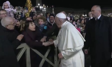 los chirlos del papa francisco a una mujer que lo tironeo del brazo los chirlos del papa francisco a una mujer que lo tironeo del brazo