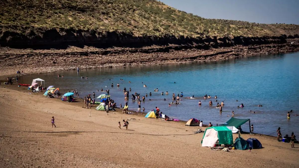 Adiós al estrés: un pequeño pueblo de la Patagonía con vistas a un gran lago ideal para vacacionar en verano
