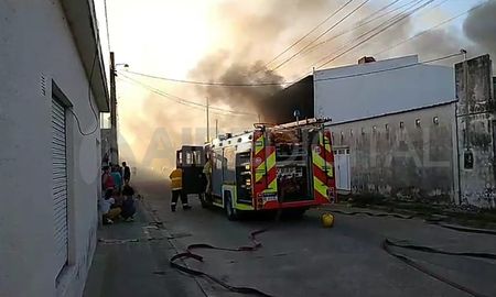 En horas de la tarde de este jueves, se produjo un grave incendio en una casa y un comercio de la ciudad de Coronda. No hubo heridos. En horas de la tarde de este jueves, se produjo un grave incendio en una casa y un comercio de la ciudad de Coronda. No hubo heridos.