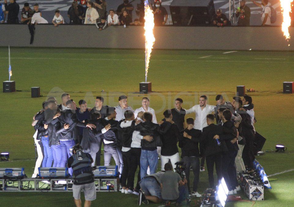 Con un escenario montado en el centro de la cancha, uno a uno salieron los integrantes del plantel de River y algunos de ellos brindaron declaraciones.