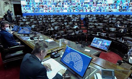 El dictamen de mayoría sobre el proyecto de Aporte Solidario consiguió el respaldo de 27 firmas que fueron cosechadas por el Frente de Todos, Córdoba Federal, y el Frente de la Concordia de Misiones, mientras que el dictamen de minoría presentado por Juntos por el Cambio reunió 22 firmas. El dictamen de mayoría sobre el proyecto de Aporte Solidario consiguió el respaldo de 27 firmas que fueron cosechadas por el Frente de Todos, Córdoba Federal, y el Frente de la Concordia de Misiones, mientras que el dictamen de minoría presentado por Juntos por el Cambio reunió 22 firmas.