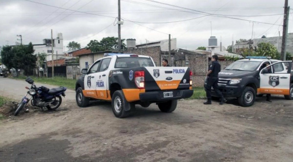 Un chico denunció a un hombre por violación, los vecinos lincharon la casa y la mujer lo entregó