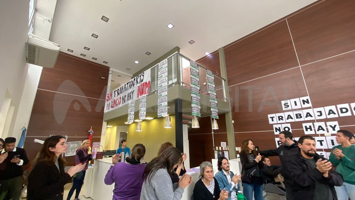 La protesta fue ante la inminente firma de los decretos a través de los cuales se dejaría en la calle a más de 60 trabajadores. La protesta fue ante la inminente firma de los decretos a través de los cuales se dejaría en la calle a más de 60 trabajadores.