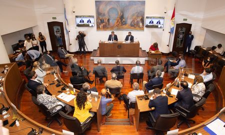 El intendente Emilio Jatón en la apertura de sesiones. El Frente Progresista, defensor de la gestión actual, deberá jugar fuerte en las elecciones para no perder representatividad. El intendente Emilio Jatón en la apertura de sesiones. El Frente Progresista, defensor de la gestión actual, deberá jugar fuerte en las elecciones para no perder representatividad.