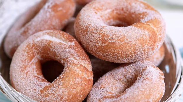 Descubrí cómo hacer rosquitas caseras, un clásico dulce de América Latina, con esta receta fácil y deliciosa.