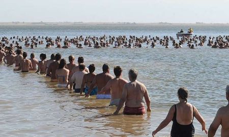 unas dos mil personas permanecieron unidas a flote en el lago epecuen para superar el record guiness