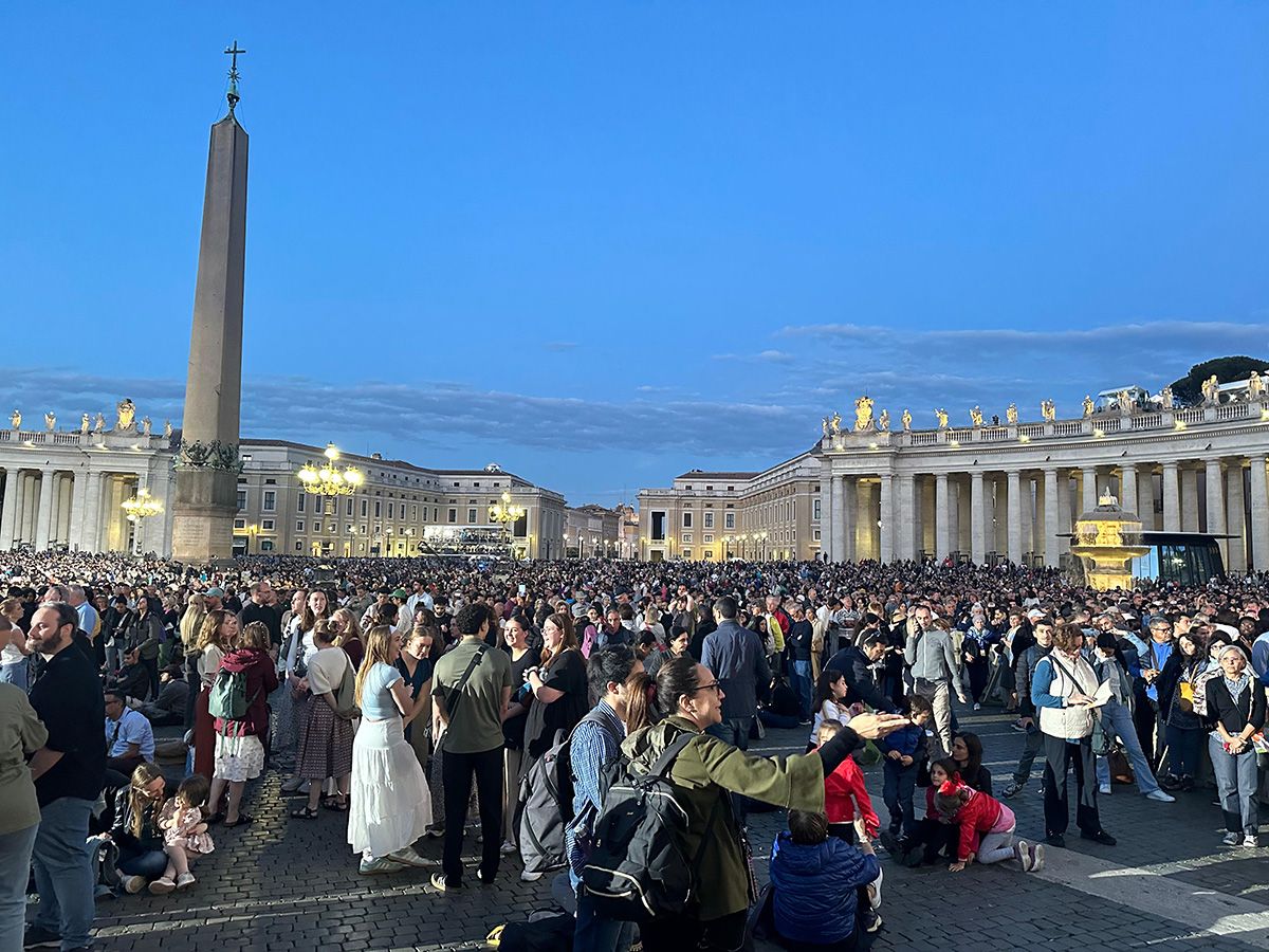 Se estima que fueron casi 50.000 personas las que colmaron la explanada de la Plaza San Pedro hasta entrada la noche de este miércoles.