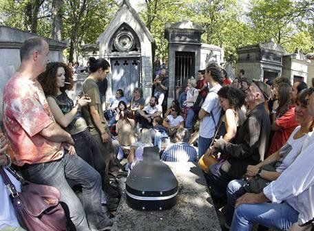 3 de julio de 2011- Cuarenta años de la muerte de Jim Morrison. Decenas de admiradores se reunieron alrededor de la tumba de Jim Morrison en el cementerio Pere Lachaise