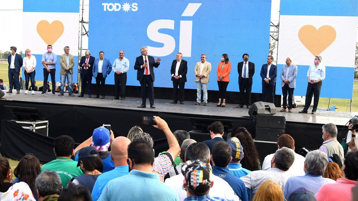 Al encabezar un acto del Frente de Todos (FdT) en el hipódromo de San Miguel de Tucumán, en el marco de su visita oficial a esta provincia, Fernández sostuvo que "los que ahora dicen que tienen todas las soluciones nos dejaron plantada una deuda de 19 mil millones de dólares".