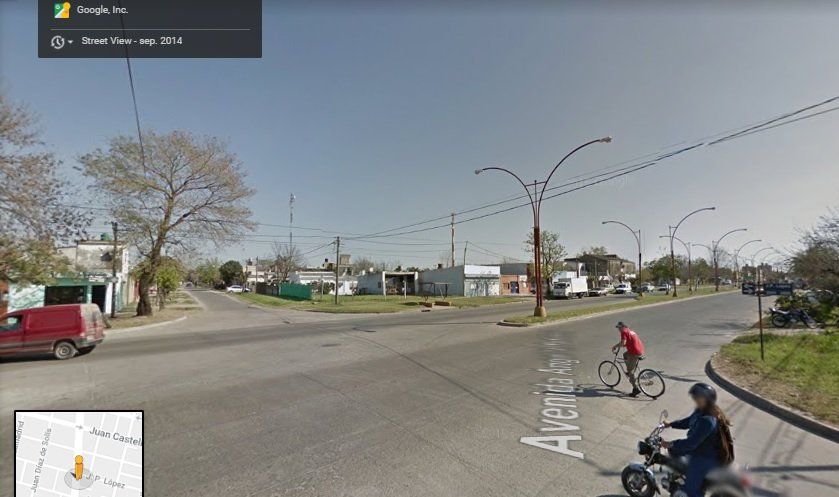 Estaba sentado en la vereda y le cayó un poste en la cabeza