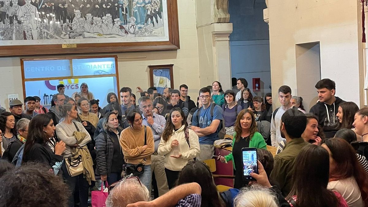 La Facultad de Ciencias Jurídicas y Sociales permanece tomada por estudiantes, docentes y no docentes. La Facultad de Ciencias Jurídicas y Sociales permanece tomada por estudiantes, docentes y no docentes.