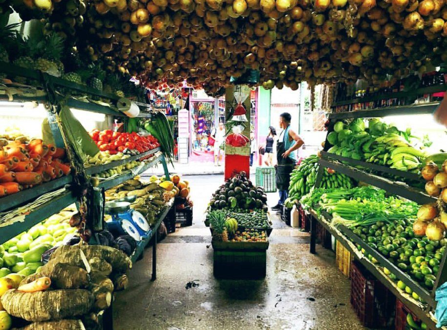 Sucedió en una verdulería: una mujer golpeó a otra en medio de una discusión por ser una alienígena