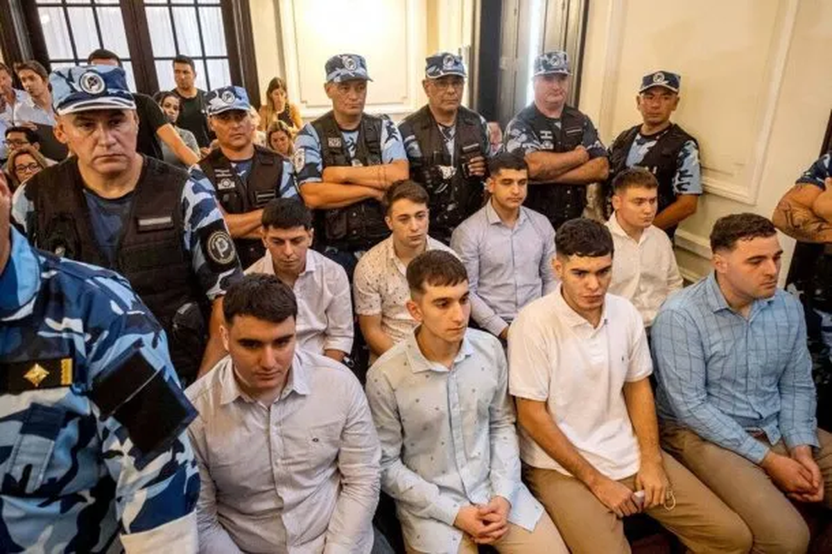 En la audiencia están presente, Máximo Thomsen, Enzo Comelli, Matías Benicelli, Ciro y Luciano Pertossi, todos condenados a perpetua. En la audiencia están presente, Máximo Thomsen, Enzo Comelli, Matías Benicelli, Ciro y Luciano Pertossi, todos condenados a perpetua.