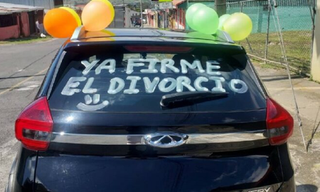 El bizarro festejo de separación que se hizo viral: Ya firmé el divorcio El bizarro festejo de separación que se hizo viral: Ya firmé el divorcio