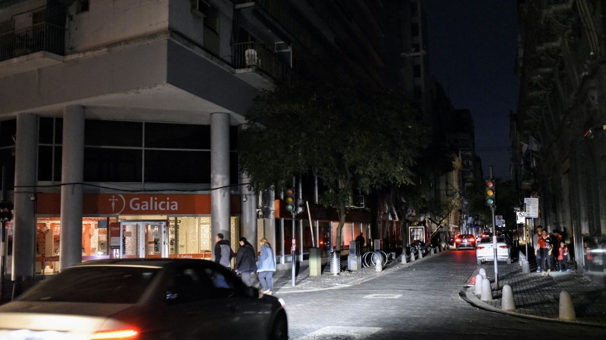 El apagón dejó sin suministro eléctrico a zonas clave como Pichincha y el centro rosarino. El apagón dejó sin suministro eléctrico a zonas clave como Pichincha y el centro rosarino.