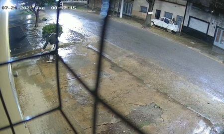 El dueño del local sofocó el foco ígneo en su local ubicado en Centeno 3860, en Rosario, y vio por las cámaras de seguridad como un atacante incendió la puerta de su otro local, ubicado en Constitución 3667. El dueño del local sofocó el foco ígneo en su local ubicado en Centeno 3860, en Rosario, y vio por las cámaras de seguridad como un atacante incendió la puerta de su otro local, ubicado en Constitución 3667.