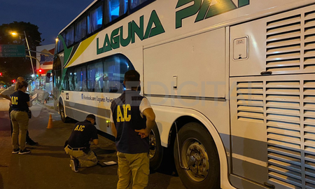 Los peritos de la AIC investigan los disparos que sufrió la unidad que trasladaba a personal penitenciario.