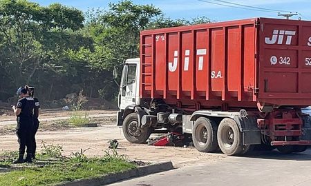 Una moto quedó debajo de un camión tras un fuerte accidente en Santa Fe
