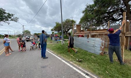 Vecinos de La Vuelta del Paraguayo, comenzaron a armar ranchos en la zona de boliches, debido a la inundación. Vecinos de La Vuelta del Paraguayo, comenzaron a armar ranchos en la zona de boliches, debido a la inundación.