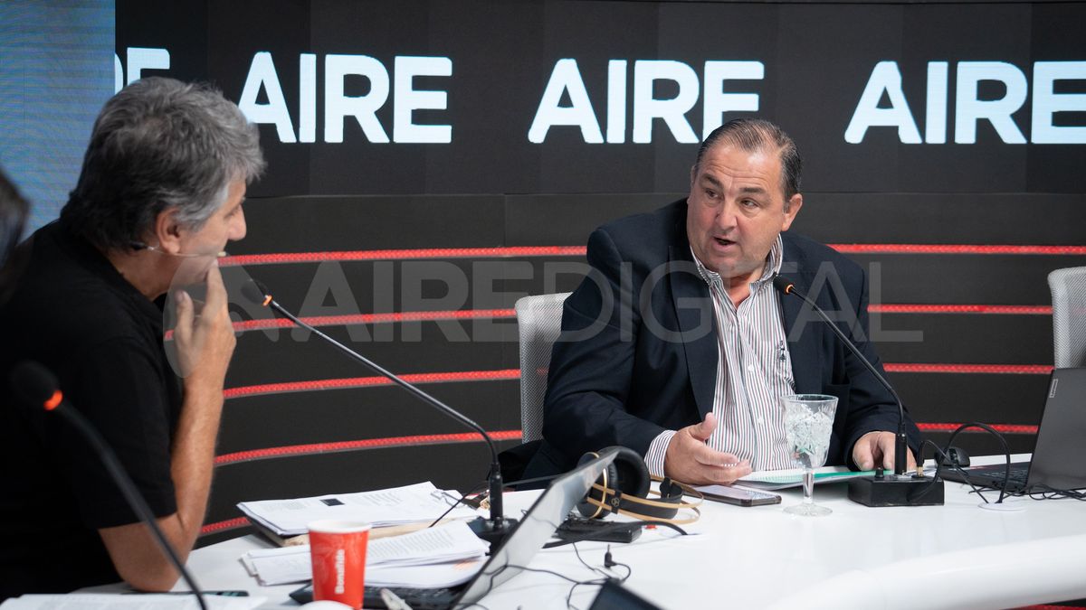 El intendente Poletti visita los estudios de AIRE.