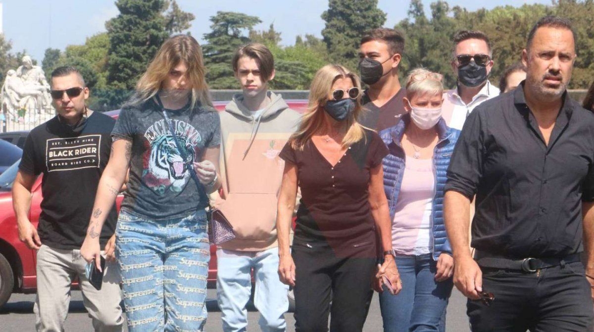 Martita y Felipe Fort despidieron a Gustavo Martínez en el cementerio. (Foto: TN).