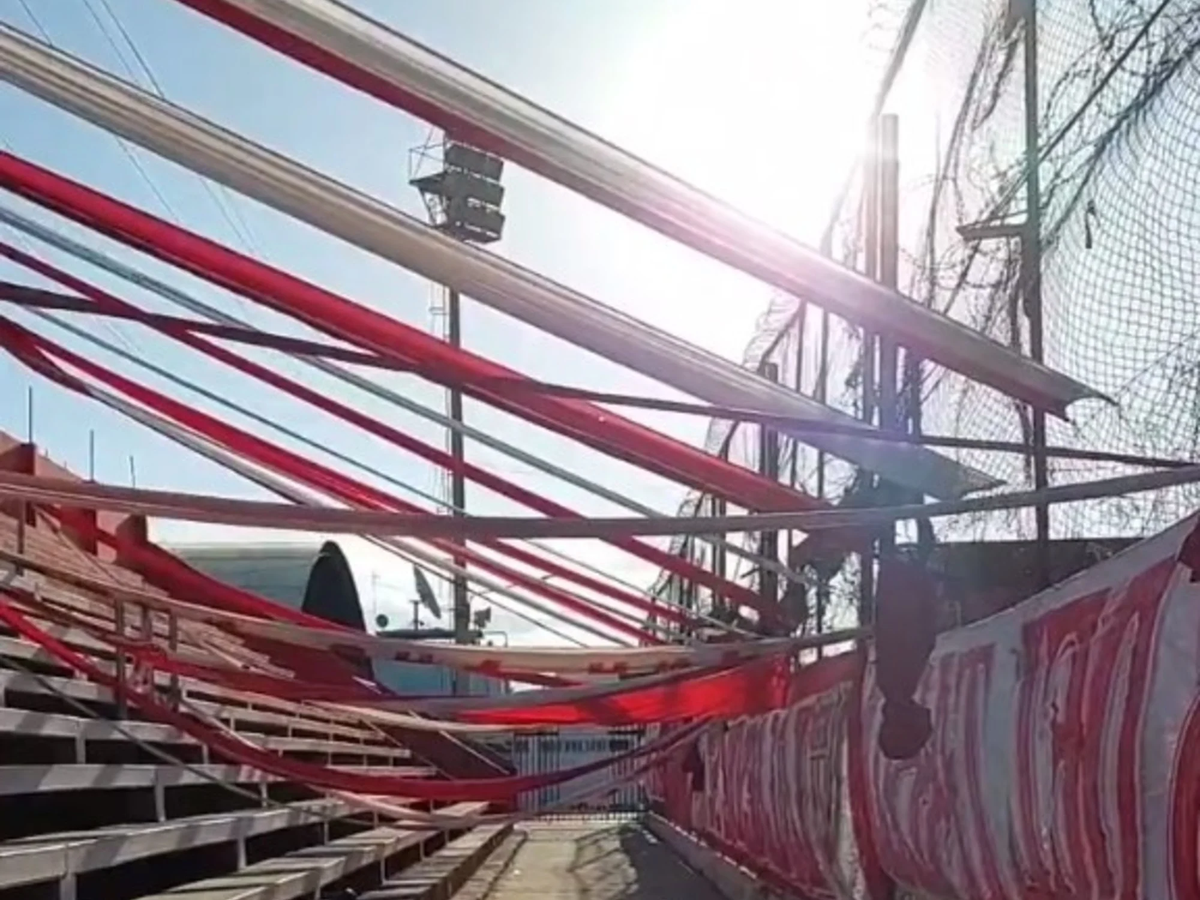 Un hincha de San Martín de Mendoza cayó de la tribuna y lucha por su vida.