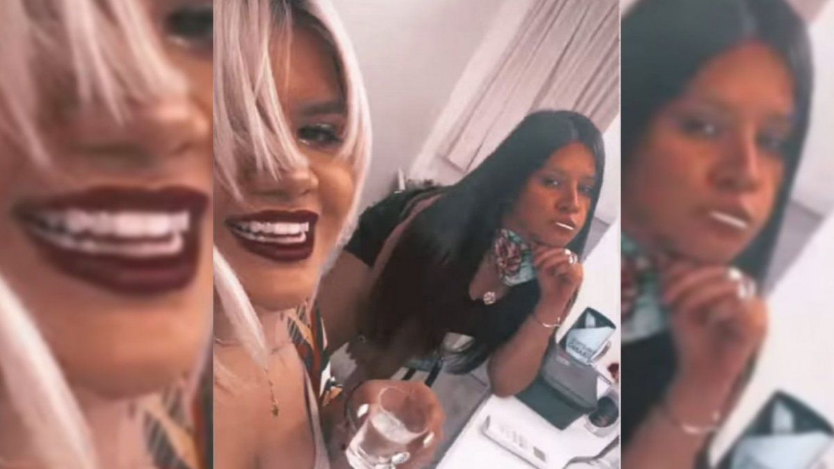 More Rial y una amiga antes de salir a pleno ritual actoral en tierras cordobesas