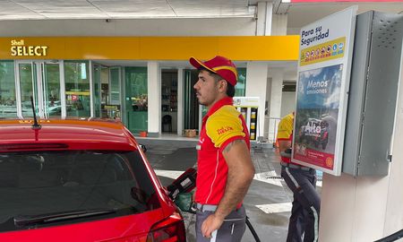 Shell fue la primera petrolera en aplicar el 37% de incremento en sus productos. Más tarde se sumaron YPF y Axion. Shell fue la primera petrolera en aplicar el 37% de incremento en sus productos. Más tarde se sumaron YPF y Axion.