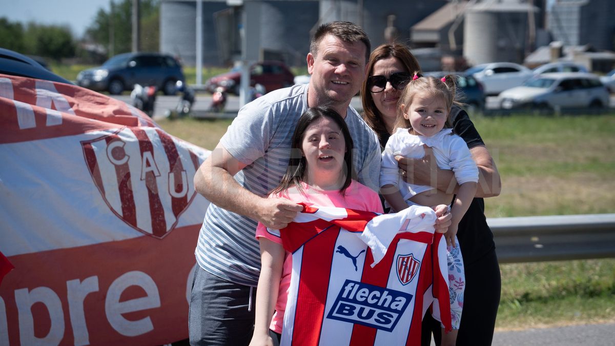 En familia. Los hinchas de Unión vivieron una fiesta con el banderazo en la previa del clásico ante Colón.