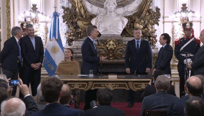 Macri tomó juramento a los nuevos ministros del gabinete