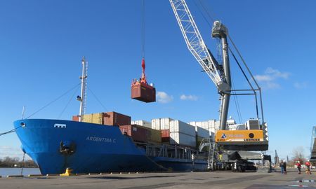 Para las exportaciones argentinas hay un doble perjuicio: el aumento de los precios internacionales y la distancia respecto de los centros de consumo. Para las exportaciones argentinas hay un doble perjuicio: el aumento de los precios internacionales y la distancia respecto de los centros de consumo.