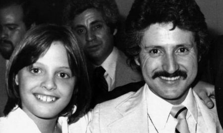 Un pequeño Luis Miguel al lado de su padre. Un pequeño Luis Miguel al lado de su padre.